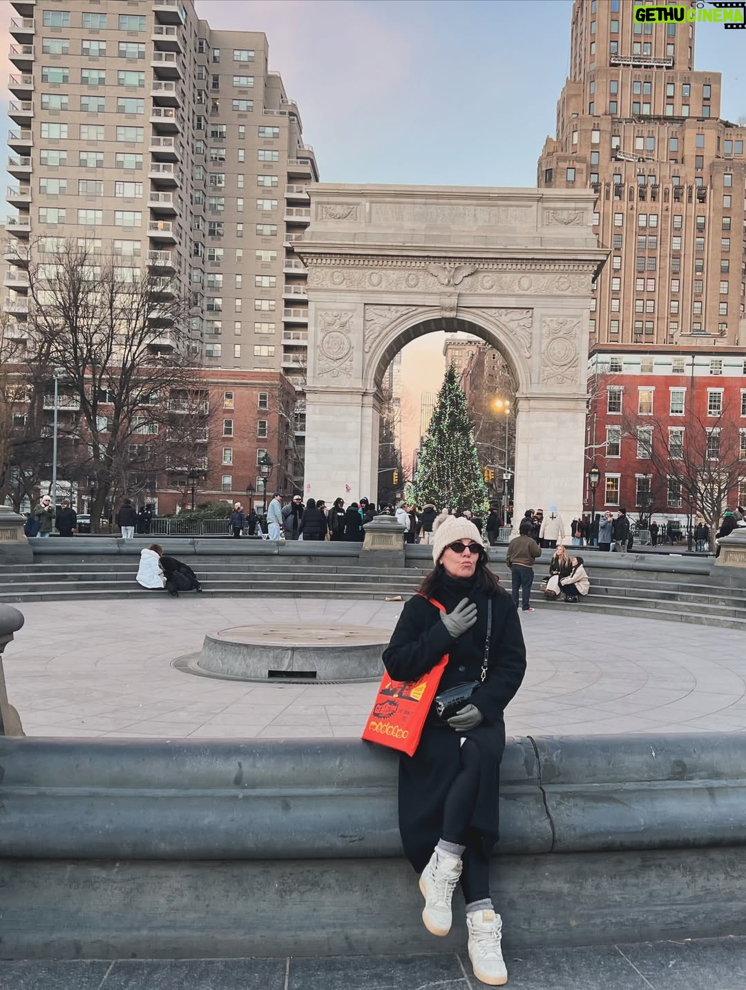 Stephanie Salas - 4.4K Likes - Abrazando el 2026✨y agradecida por todo el aprendizaje y grandes momentos que recibí del 2025… 
NY 🗽 gran spot donde he vivido los mejores momentos de mi vida!!!
Buenaventura para un gran año⚡️

@alo 
@aloyoga 
#stephaniesalasphoto📷 
#humbertozuritaphoto📷 
#stephaniesalas 
#ny