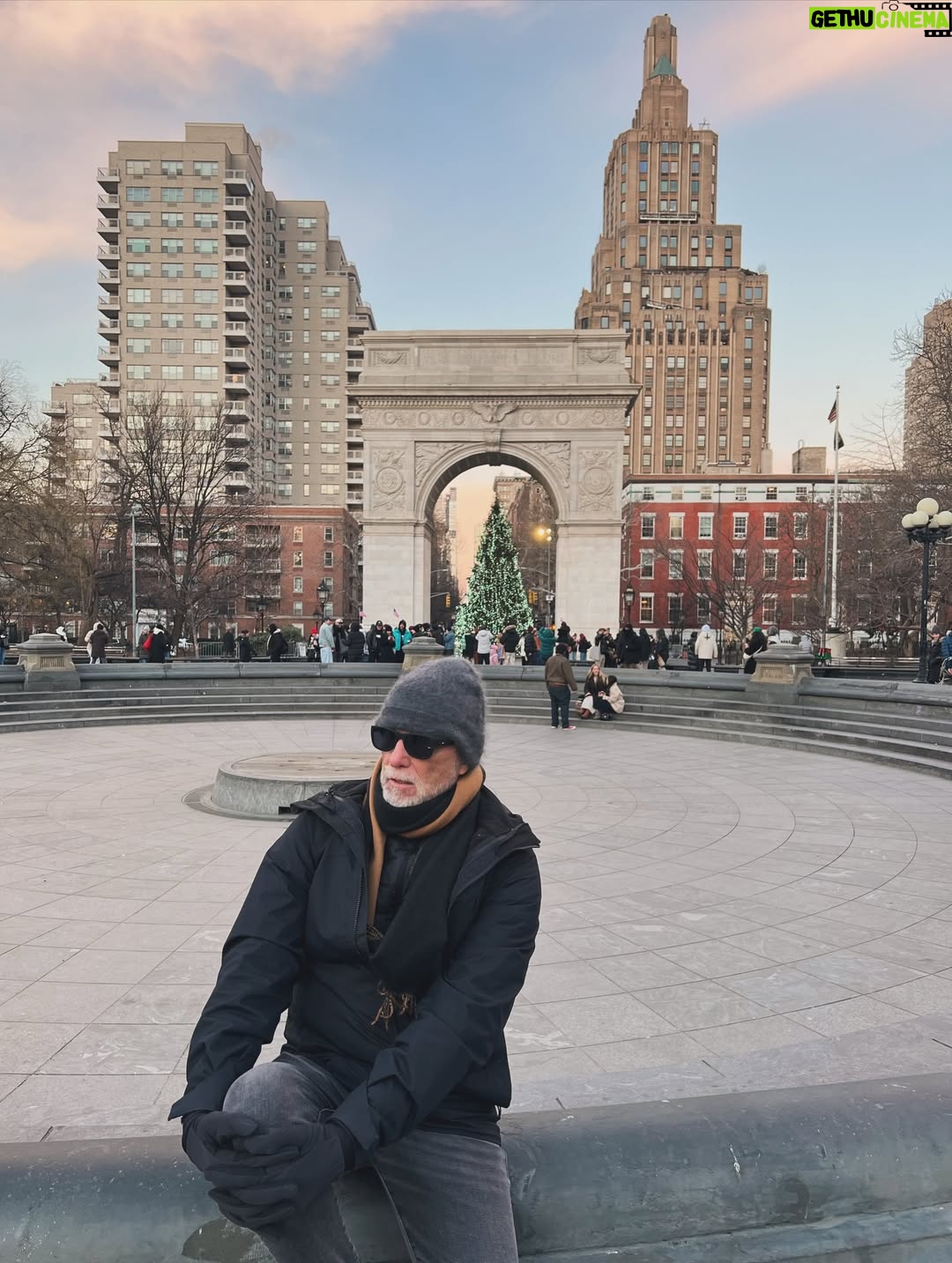 Stephanie Salas - 4.4K Likes - Abrazando el 2026✨y agradecida por todo el aprendizaje y grandes momentos que recibí del 2025… 
NY 🗽 gran spot donde he vivido los mejores momentos de mi vida!!!
Buenaventura para un gran año⚡️

@alo 
@aloyoga 
#stephaniesalasphoto📷 
#humbertozuritaphoto📷 
#stephaniesalas 
#ny