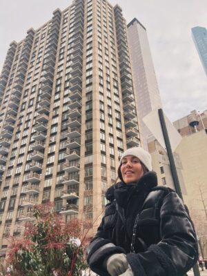 Stephanie Salas Instagram - Abrazando el 2026✨y agradecida por todo el aprendizaje y grandes momentos que recibí del 2025…
NY 🗽 gran spot donde he vivido los mejores momentos de mi vida!!!
Buenaventura para un gran año⚡️
@alo
@aloyoga
#stephaniesalasphoto📷
#humbertozuritaphoto📷
#stephaniesalas
#ny