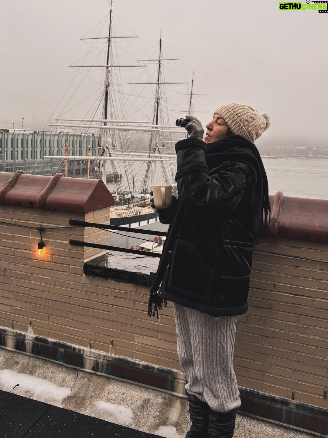 Stephanie Salas - 4.4K Likes - Abrazando el 2026✨y agradecida por todo el aprendizaje y grandes momentos que recibí del 2025… 
NY 🗽 gran spot donde he vivido los mejores momentos de mi vida!!!
Buenaventura para un gran año⚡️

@alo 
@aloyoga 
#stephaniesalasphoto📷 
#humbertozuritaphoto📷 
#stephaniesalas 
#ny