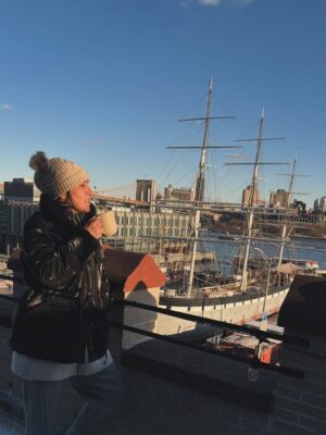 Stephanie Salas Instagram - Abrazando el 2026✨y agradecida por todo el aprendizaje y grandes momentos que recibí del 2025…
NY 🗽 gran spot donde he vivido los mejores momentos de mi vida!!!
Buenaventura para un gran año⚡️
@alo
@aloyoga
#stephaniesalasphoto📷
#humbertozuritaphoto📷
#stephaniesalas
#ny