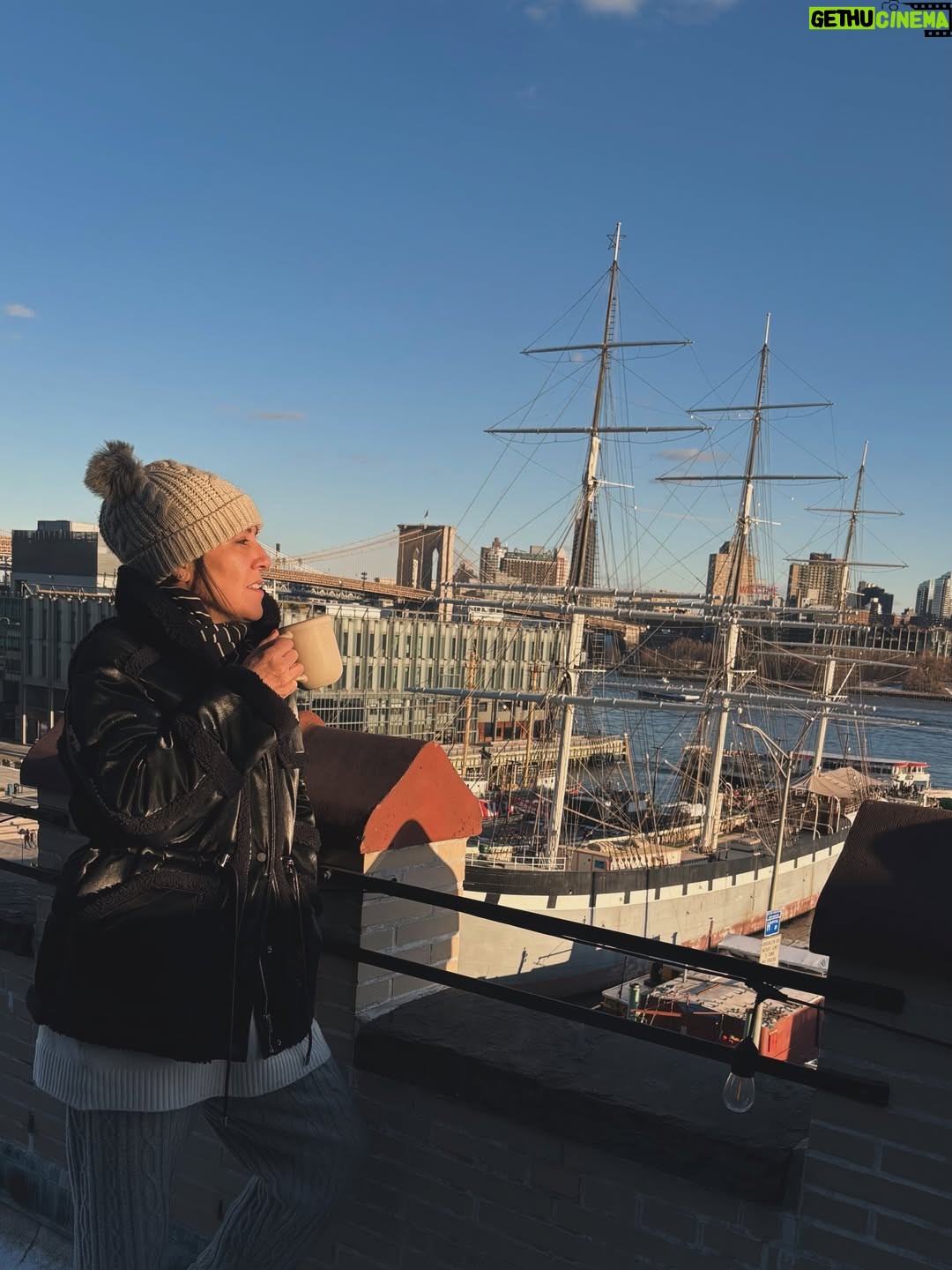Stephanie Salas - 4.4K Likes - Abrazando el 2026✨y agradecida por todo el aprendizaje y grandes momentos que recibí del 2025… 
NY 🗽 gran spot donde he vivido los mejores momentos de mi vida!!!
Buenaventura para un gran año⚡️

@alo 
@aloyoga 
#stephaniesalasphoto📷 
#humbertozuritaphoto📷 
#stephaniesalas 
#ny