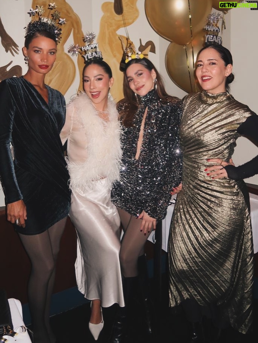 Stephanie Salas - 5.4K Likes - En verdad todo pero todo lo mejor para 2026!!!! ⭐️🌟🎄🍾🥂🎊✨🙌🏼❤️👩🏻‍🍳
Salud y amor del bueno✨✨✨✨♥️

Dress @allsaints 
#stephaniesalas
#stephaniesalasphoto📷