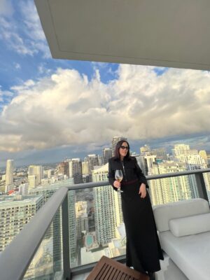 Stephanie Salas Instagram - Un brindis Navideño desde las nubes
🎄⭐️🥂
#miami
#stephaniesalas
#stephaniesalasphoto📷