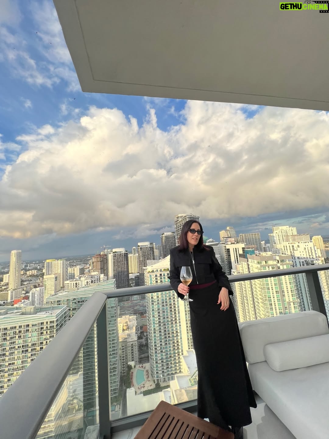 Stephanie Salas - 4.8K Likes - Un brindis Navideño desde las nubes
🎄⭐️🥂

#miami
#stephaniesalas 
#stephaniesalasphoto📷