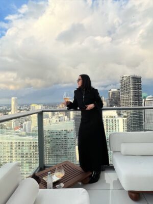 Stephanie Salas Instagram - Un brindis Navideño desde las nubes
🎄⭐️🥂
#miami
#stephaniesalas
#stephaniesalasphoto📷