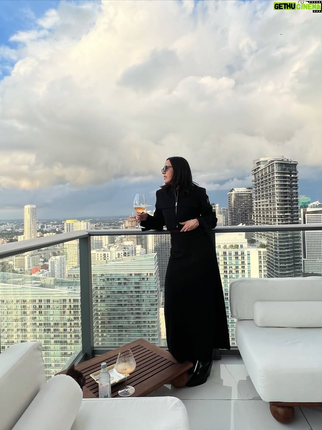 Stephanie Salas - 4.8K Likes - Un brindis Navideño desde las nubes
🎄⭐️🥂

#miami
#stephaniesalas 
#stephaniesalasphoto📷