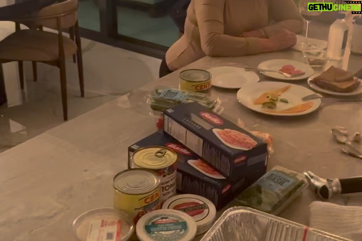 Stephanie Salas - 6.4K Likes - Elaboración en familia presencial y virtual de Lasañas en Navidad🎄♥️⭐️🍽️

Ensalada de Granada: Granada , Arugula, queso feta, vinagreta de balsámico y aceite de oliva, sal, pimienta.
Lasaña boloñesa:
Carne molida
Tomates en lata y naturales 
Cebolla, ajo, sal, pimienta
Zanahoria rallada
Pepperoni ( si se desea )
Pasta para lasaña 
( mezclar todo en un sartén y dejar hervir a fuego lento )
Lasaña Popeye: ( espinacas, jamón y champiñón, mascarpone, ricotta ).
Se hierven láminas de lasaña por 9 minutos y se arman en refractarios piso por piso con mantequilla en el fondo, y agregas tu ingrediente favorito. Tapar los refractarios con papel aluminio y dejar reposar… después antes de servir, calentar el horno a 250 a 280 grados y hornear por 20 min.

Buen provecho y Feliz Navidad🎄 
Pásenla increíble en compañía de sus seres amados ♥️⭐️🍾🥂✨🍽️ 🎶