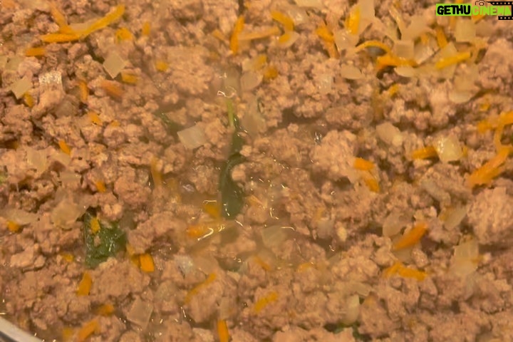 Stephanie Salas - 6.4K Likes - Elaboración en familia presencial y virtual de Lasañas en Navidad🎄♥️⭐️🍽️

Ensalada de Granada: Granada , Arugula, queso feta, vinagreta de balsámico y aceite de oliva, sal, pimienta.
Lasaña boloñesa:
Carne molida
Tomates en lata y naturales 
Cebolla, ajo, sal, pimienta
Zanahoria rallada
Pepperoni ( si se desea )
Pasta para lasaña 
( mezclar todo en un sartén y dejar hervir a fuego lento )
Lasaña Popeye: ( espinacas, jamón y champiñón, mascarpone, ricotta ).
Se hierven láminas de lasaña por 9 minutos y se arman en refractarios piso por piso con mantequilla en el fondo, y agregas tu ingrediente favorito. Tapar los refractarios con papel aluminio y dejar reposar… después antes de servir, calentar el horno a 250 a 280 grados y hornear por 20 min.

Buen provecho y Feliz Navidad🎄 
Pásenla increíble en compañía de sus seres amados ♥️⭐️🍾🥂✨🍽️ 🎶