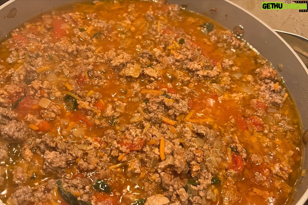 Stephanie Salas - 6.4K Likes - Elaboración en familia presencial y virtual de Lasañas en Navidad🎄♥️⭐️🍽️

Ensalada de Granada: Granada , Arugula, queso feta, vinagreta de balsámico y aceite de oliva, sal, pimienta.
Lasaña boloñesa:
Carne molida
Tomates en lata y naturales 
Cebolla, ajo, sal, pimienta
Zanahoria rallada
Pepperoni ( si se desea )
Pasta para lasaña 
( mezclar todo en un sartén y dejar hervir a fuego lento )
Lasaña Popeye: ( espinacas, jamón y champiñón, mascarpone, ricotta ).
Se hierven láminas de lasaña por 9 minutos y se arman en refractarios piso por piso con mantequilla en el fondo, y agregas tu ingrediente favorito. Tapar los refractarios con papel aluminio y dejar reposar… después antes de servir, calentar el horno a 250 a 280 grados y hornear por 20 min.

Buen provecho y Feliz Navidad🎄 
Pásenla increíble en compañía de sus seres amados ♥️⭐️🍾🥂✨🍽️ 🎶