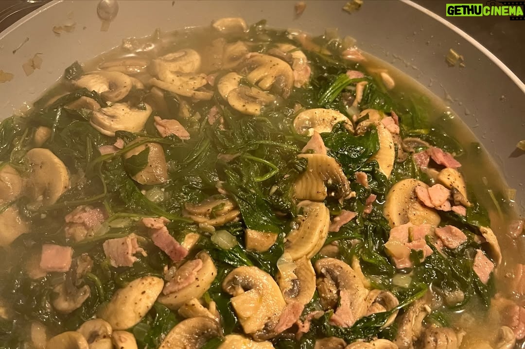 Stephanie Salas - 6.4K Likes - Elaboración en familia presencial y virtual de Lasañas en Navidad🎄♥️⭐️🍽️

Ensalada de Granada: Granada , Arugula, queso feta, vinagreta de balsámico y aceite de oliva, sal, pimienta.
Lasaña boloñesa:
Carne molida
Tomates en lata y naturales 
Cebolla, ajo, sal, pimienta
Zanahoria rallada
Pepperoni ( si se desea )
Pasta para lasaña 
( mezclar todo en un sartén y dejar hervir a fuego lento )
Lasaña Popeye: ( espinacas, jamón y champiñón, mascarpone, ricotta ).
Se hierven láminas de lasaña por 9 minutos y se arman en refractarios piso por piso con mantequilla en el fondo, y agregas tu ingrediente favorito. Tapar los refractarios con papel aluminio y dejar reposar… después antes de servir, calentar el horno a 250 a 280 grados y hornear por 20 min.

Buen provecho y Feliz Navidad🎄 
Pásenla increíble en compañía de sus seres amados ♥️⭐️🍾🥂✨🍽️ 🎶