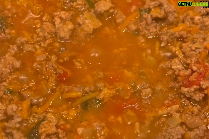 Stephanie Salas - 6.4K Likes - Elaboración en familia presencial y virtual de Lasañas en Navidad🎄♥️⭐️🍽️

Ensalada de Granada: Granada , Arugula, queso feta, vinagreta de balsámico y aceite de oliva, sal, pimienta.
Lasaña boloñesa:
Carne molida
Tomates en lata y naturales 
Cebolla, ajo, sal, pimienta
Zanahoria rallada
Pepperoni ( si se desea )
Pasta para lasaña 
( mezclar todo en un sartén y dejar hervir a fuego lento )
Lasaña Popeye: ( espinacas, jamón y champiñón, mascarpone, ricotta ).
Se hierven láminas de lasaña por 9 minutos y se arman en refractarios piso por piso con mantequilla en el fondo, y agregas tu ingrediente favorito. Tapar los refractarios con papel aluminio y dejar reposar… después antes de servir, calentar el horno a 250 a 280 grados y hornear por 20 min.

Buen provecho y Feliz Navidad🎄 
Pásenla increíble en compañía de sus seres amados ♥️⭐️🍾🥂✨🍽️ 🎶