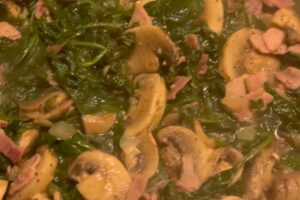Stephanie Salas Instagram - Elaboración en familia presencial y virtual de Lasañas en Navidad🎄♥️⭐️🍽️
Ensalada de Granada: Granada , Arugula, queso feta, vinagreta de balsámico y aceite de oliva, sal, pimienta.
Lasaña boloñesa:
Carne molida
Tomates en lata y naturales
Cebolla, ajo, sal, pimienta
Zanahoria rallada
Pepperoni ( si se desea )
Pasta para lasaña
( mezclar todo en un sartén y dejar hervir a fuego lento )
Lasaña Popeye: ( espinacas, jamón y champiñón, mascarpone, ricotta ).
Se hierven láminas de lasaña por 9 minutos y se arman en refractarios piso por piso con mantequilla en el fondo, y agregas tu ingrediente favorito. Tapar los refractarios con papel aluminio y dejar reposar… después antes de servir, calentar el horno a 250 a 280 grados y hornear por 20 min.
Buen provecho y Feliz Navidad🎄
Pásenla increíble en compañía de sus seres amados ♥️⭐️🍾🥂✨🍽️ 🎶