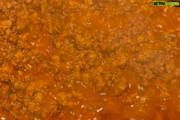 Stephanie Salas - 6.4K Likes - Elaboración en familia presencial y virtual de Lasañas en Navidad🎄♥️⭐️🍽️

Ensalada de Granada: Granada , Arugula, queso feta, vinagreta de balsámico y aceite de oliva, sal, pimienta.
Lasaña boloñesa:
Carne molida
Tomates en lata y naturales 
Cebolla, ajo, sal, pimienta
Zanahoria rallada
Pepperoni ( si se desea )
Pasta para lasaña 
( mezclar todo en un sartén y dejar hervir a fuego lento )
Lasaña Popeye: ( espinacas, jamón y champiñón, mascarpone, ricotta ).
Se hierven láminas de lasaña por 9 minutos y se arman en refractarios piso por piso con mantequilla en el fondo, y agregas tu ingrediente favorito. Tapar los refractarios con papel aluminio y dejar reposar… después antes de servir, calentar el horno a 250 a 280 grados y hornear por 20 min.

Buen provecho y Feliz Navidad🎄 
Pásenla increíble en compañía de sus seres amados ♥️⭐️🍾🥂✨🍽️ 🎶