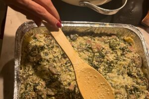 Stephanie Salas Instagram - Elaboración en familia presencial y virtual de Lasañas en Navidad🎄♥️⭐️🍽️
Ensalada de Granada: Granada , Arugula, queso feta, vinagreta de balsámico y aceite de oliva, sal, pimienta.
Lasaña boloñesa:
Carne molida
Tomates en lata y naturales
Cebolla, ajo, sal, pimienta
Zanahoria rallada
Pepperoni ( si se desea )
Pasta para lasaña
( mezclar todo en un sartén y dejar hervir a fuego lento )
Lasaña Popeye: ( espinacas, jamón y champiñón, mascarpone, ricotta ).
Se hierven láminas de lasaña por 9 minutos y se arman en refractarios piso por piso con mantequilla en el fondo, y agregas tu ingrediente favorito. Tapar los refractarios con papel aluminio y dejar reposar… después antes de servir, calentar el horno a 250 a 280 grados y hornear por 20 min.
Buen provecho y Feliz Navidad🎄
Pásenla increíble en compañía de sus seres amados ♥️⭐️🍾🥂✨🍽️ 🎶