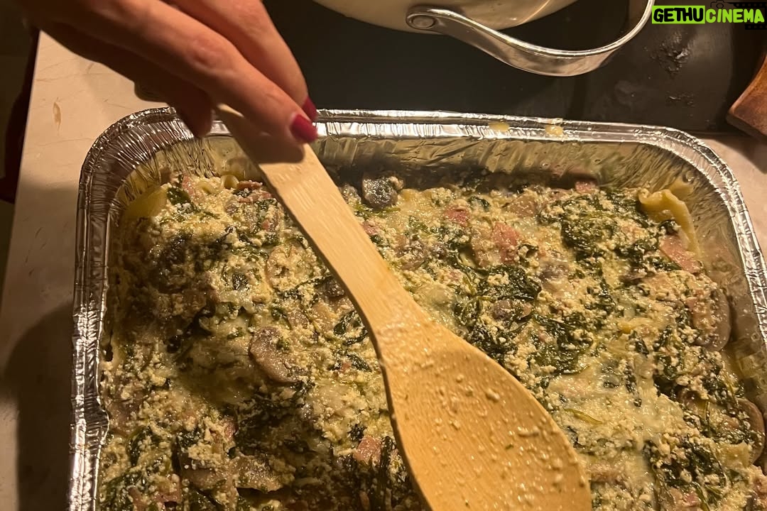 Stephanie Salas - 6.4K Likes - Elaboración en familia presencial y virtual de Lasañas en Navidad🎄♥️⭐️🍽️

Ensalada de Granada: Granada , Arugula, queso feta, vinagreta de balsámico y aceite de oliva, sal, pimienta.
Lasaña boloñesa:
Carne molida
Tomates en lata y naturales 
Cebolla, ajo, sal, pimienta
Zanahoria rallada
Pepperoni ( si se desea )
Pasta para lasaña 
( mezclar todo en un sartén y dejar hervir a fuego lento )
Lasaña Popeye: ( espinacas, jamón y champiñón, mascarpone, ricotta ).
Se hierven láminas de lasaña por 9 minutos y se arman en refractarios piso por piso con mantequilla en el fondo, y agregas tu ingrediente favorito. Tapar los refractarios con papel aluminio y dejar reposar… después antes de servir, calentar el horno a 250 a 280 grados y hornear por 20 min.

Buen provecho y Feliz Navidad🎄 
Pásenla increíble en compañía de sus seres amados ♥️⭐️🍾🥂✨🍽️ 🎶
