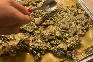Stephanie Salas Instagram - Elaboración en familia presencial y virtual de Lasañas en Navidad🎄♥️⭐️🍽️
Ensalada de Granada: Granada , Arugula, queso feta, vinagreta de balsámico y aceite de oliva, sal, pimienta.
Lasaña boloñesa:
Carne molida
Tomates en lata y naturales
Cebolla, ajo, sal, pimienta
Zanahoria rallada
Pepperoni ( si se desea )
Pasta para lasaña
( mezclar todo en un sartén y dejar hervir a fuego lento )
Lasaña Popeye: ( espinacas, jamón y champiñón, mascarpone, ricotta ).
Se hierven láminas de lasaña por 9 minutos y se arman en refractarios piso por piso con mantequilla en el fondo, y agregas tu ingrediente favorito. Tapar los refractarios con papel aluminio y dejar reposar… después antes de servir, calentar el horno a 250 a 280 grados y hornear por 20 min.
Buen provecho y Feliz Navidad🎄
Pásenla increíble en compañía de sus seres amados ♥️⭐️🍾🥂✨🍽️ 🎶