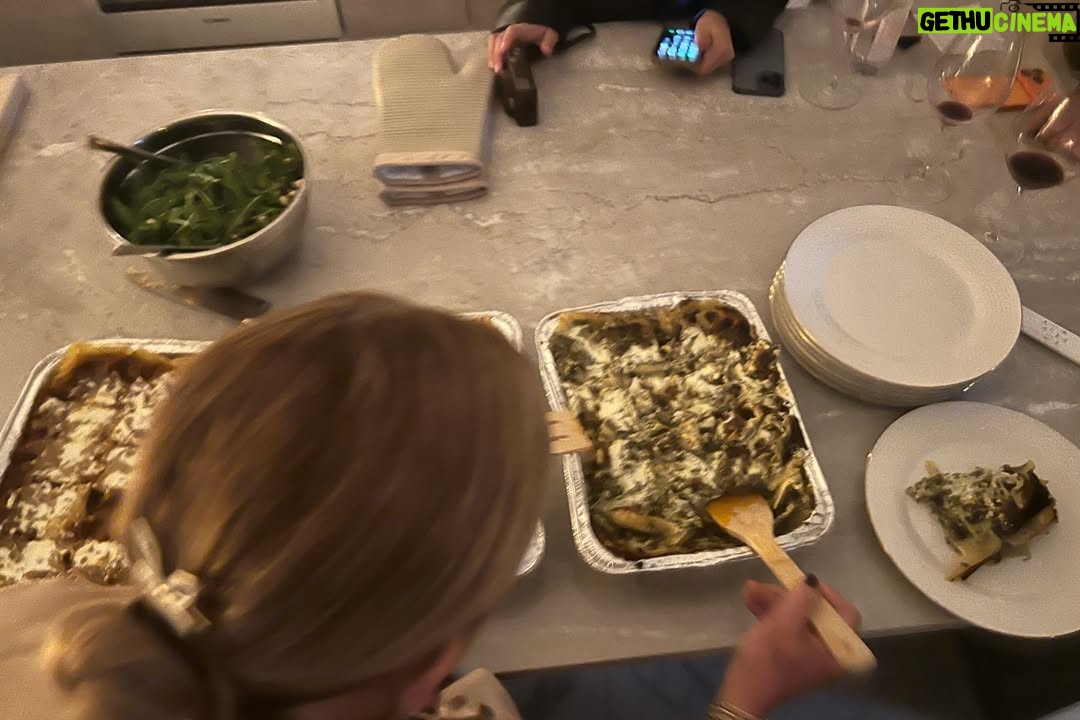 Stephanie Salas - 6.4K Likes - Elaboración en familia presencial y virtual de Lasañas en Navidad🎄♥️⭐️🍽️

Ensalada de Granada: Granada , Arugula, queso feta, vinagreta de balsámico y aceite de oliva, sal, pimienta.
Lasaña boloñesa:
Carne molida
Tomates en lata y naturales 
Cebolla, ajo, sal, pimienta
Zanahoria rallada
Pepperoni ( si se desea )
Pasta para lasaña 
( mezclar todo en un sartén y dejar hervir a fuego lento )
Lasaña Popeye: ( espinacas, jamón y champiñón, mascarpone, ricotta ).
Se hierven láminas de lasaña por 9 minutos y se arman en refractarios piso por piso con mantequilla en el fondo, y agregas tu ingrediente favorito. Tapar los refractarios con papel aluminio y dejar reposar… después antes de servir, calentar el horno a 250 a 280 grados y hornear por 20 min.

Buen provecho y Feliz Navidad🎄 
Pásenla increíble en compañía de sus seres amados ♥️⭐️🍾🥂✨🍽️ 🎶