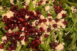 Stephanie Salas Instagram - Elaboración en familia presencial y virtual de Lasañas en Navidad🎄♥️⭐️🍽️
Ensalada de Granada: Granada , Arugula, queso feta, vinagreta de balsámico y aceite de oliva, sal, pimienta.
Lasaña boloñesa:
Carne molida
Tomates en lata y naturales
Cebolla, ajo, sal, pimienta
Zanahoria rallada
Pepperoni ( si se desea )
Pasta para lasaña
( mezclar todo en un sartén y dejar hervir a fuego lento )
Lasaña Popeye: ( espinacas, jamón y champiñón, mascarpone, ricotta ).
Se hierven láminas de lasaña por 9 minutos y se arman en refractarios piso por piso con mantequilla en el fondo, y agregas tu ingrediente favorito. Tapar los refractarios con papel aluminio y dejar reposar… después antes de servir, calentar el horno a 250 a 280 grados y hornear por 20 min.
Buen provecho y Feliz Navidad🎄
Pásenla increíble en compañía de sus seres amados ♥️⭐️🍾🥂✨🍽️ 🎶