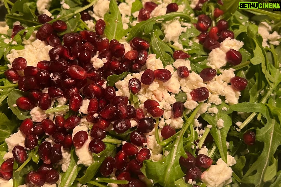 Stephanie Salas - 6.4K Likes - Elaboración en familia presencial y virtual de Lasañas en Navidad🎄♥️⭐️🍽️

Ensalada de Granada: Granada , Arugula, queso feta, vinagreta de balsámico y aceite de oliva, sal, pimienta.
Lasaña boloñesa:
Carne molida
Tomates en lata y naturales 
Cebolla, ajo, sal, pimienta
Zanahoria rallada
Pepperoni ( si se desea )
Pasta para lasaña 
( mezclar todo en un sartén y dejar hervir a fuego lento )
Lasaña Popeye: ( espinacas, jamón y champiñón, mascarpone, ricotta ).
Se hierven láminas de lasaña por 9 minutos y se arman en refractarios piso por piso con mantequilla en el fondo, y agregas tu ingrediente favorito. Tapar los refractarios con papel aluminio y dejar reposar… después antes de servir, calentar el horno a 250 a 280 grados y hornear por 20 min.

Buen provecho y Feliz Navidad🎄 
Pásenla increíble en compañía de sus seres amados ♥️⭐️🍾🥂✨🍽️ 🎶