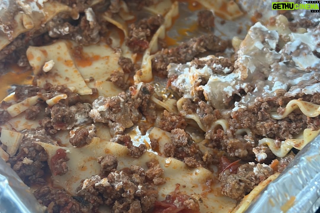 Stephanie Salas - 6.4K Likes - Elaboración en familia presencial y virtual de Lasañas en Navidad🎄♥️⭐️🍽️

Ensalada de Granada: Granada , Arugula, queso feta, vinagreta de balsámico y aceite de oliva, sal, pimienta.
Lasaña boloñesa:
Carne molida
Tomates en lata y naturales 
Cebolla, ajo, sal, pimienta
Zanahoria rallada
Pepperoni ( si se desea )
Pasta para lasaña 
( mezclar todo en un sartén y dejar hervir a fuego lento )
Lasaña Popeye: ( espinacas, jamón y champiñón, mascarpone, ricotta ).
Se hierven láminas de lasaña por 9 minutos y se arman en refractarios piso por piso con mantequilla en el fondo, y agregas tu ingrediente favorito. Tapar los refractarios con papel aluminio y dejar reposar… después antes de servir, calentar el horno a 250 a 280 grados y hornear por 20 min.

Buen provecho y Feliz Navidad🎄 
Pásenla increíble en compañía de sus seres amados ♥️⭐️🍾🥂✨🍽️ 🎶