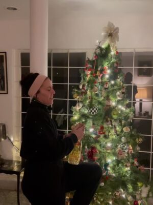 Stephanie Salas Instagram - Feliz Navidad!!!🎄
Brindo por todo!!!
Amor del bueno, buenos deseos, amistad hermandad, luz, paz, armonía y felicidad de la buena abunden su enorme corazón por siempre🎄⭐️✨🫀🍾🥂
Sean felices!!! Feliz 24 de Diciembre 2025🌟💫🌟
#weshootmuch 📷
#stephaniesalasphoto📷
#stephaniesalas
#navidad