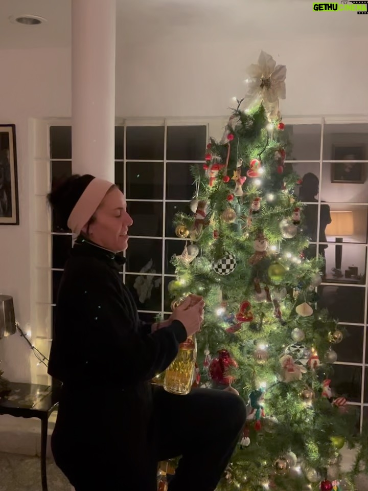 Stephanie Salas - 3.5K Likes - Feliz Navidad!!!🎄 
Brindo por todo!!!
Amor del bueno, buenos deseos, amistad hermandad, luz, paz, armonía y felicidad de la buena abunden su enorme corazón por siempre🎄⭐️✨🫀🍾🥂
Sean felices!!! Feliz 24 de Diciembre 2025🌟💫🌟
#weshootmuch 📷
#stephaniesalasphoto📷 
#stephaniesalas 
#navidad