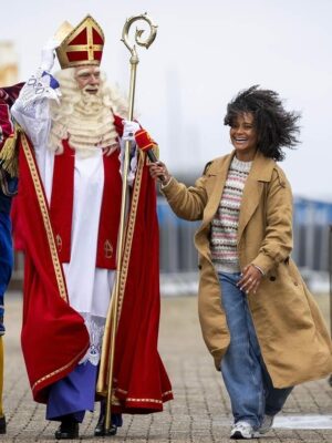 Stephanie van Eer Instagram - Wat heb ik lekker geslapen zeg.. ☺️ Sinterklaas is in het land! Samen met de Pieten zijn ze (gelukkig!!) veilig aangekomen op Texel 🦭 Wat was dit een fantastisch feest! 😁🥹 Bedankt alle lieve hulp pietjes en klaasjes voor het samen welkom heten van de goedheiligman!!! Nu lekker met een kop thee op de bank aan het nagenieten.. 🥰 & morgen zijn we er natuurlijk gewoon weer met het @sinterklaasjournaal_ntr ❤️

🎶tuuududududududuuu🎶🎶

©️📸 ANP
