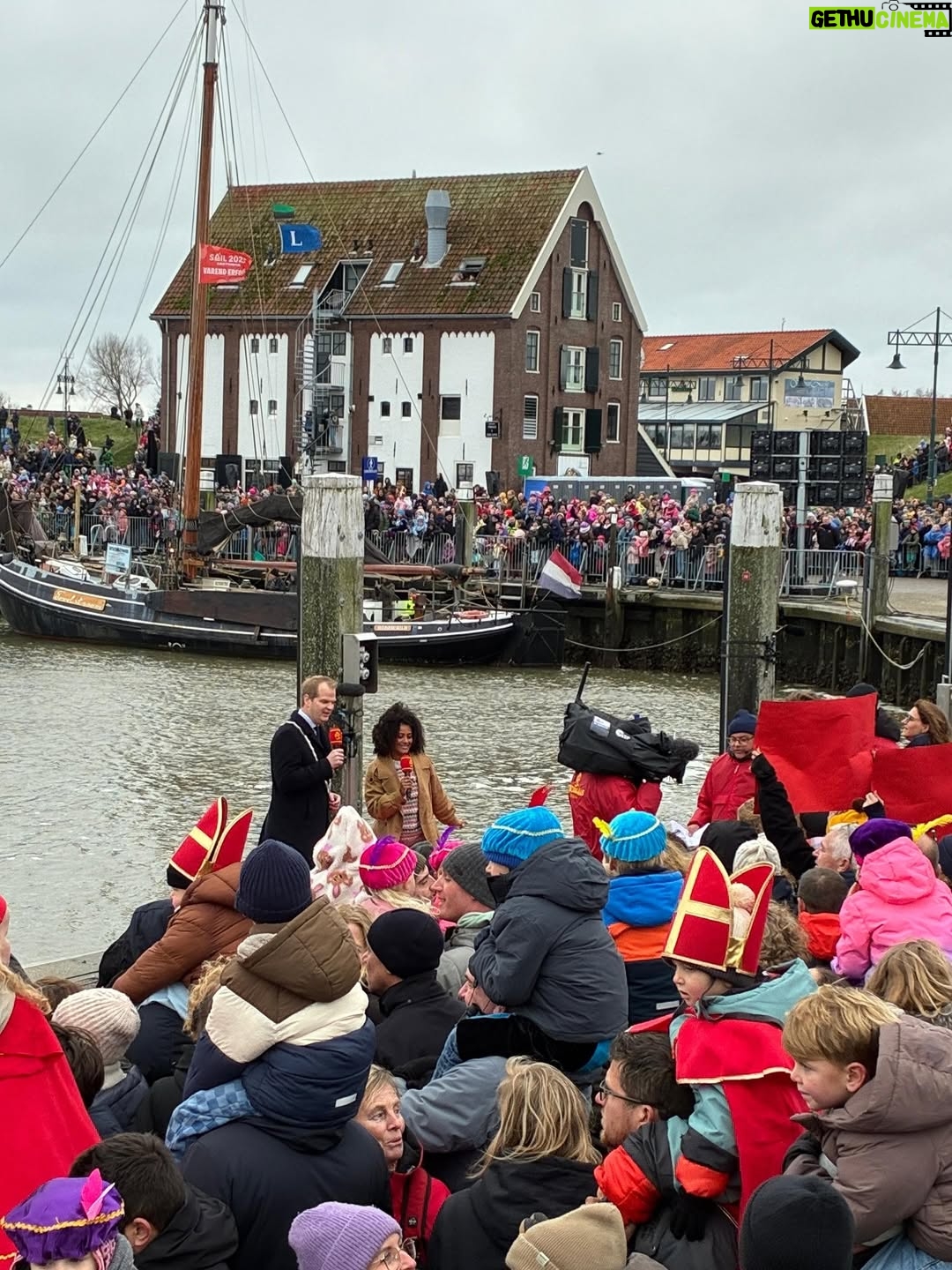 Stephanie van Eer - 13.6K Likes - Wat heb ik lekker geslapen zeg.. ☺️ Sinterklaas is in het land! Samen met de Pieten zijn ze (gelukkig!!) veilig aangekomen op Texel 🦭 Wat was dit een fantastisch feest! 😁🥹 Bedankt alle lieve hulp pietjes en klaasjes voor het samen welkom heten van de goedheiligman!!! Nu lekker met een kop thee op de bank aan het nagenieten.. 🥰 & morgen zijn we er natuurlijk gewoon weer met het @sinterklaasjournaal_ntr ❤️

🎶tuuududududududuuu🎶🎶

©️📸 ANP