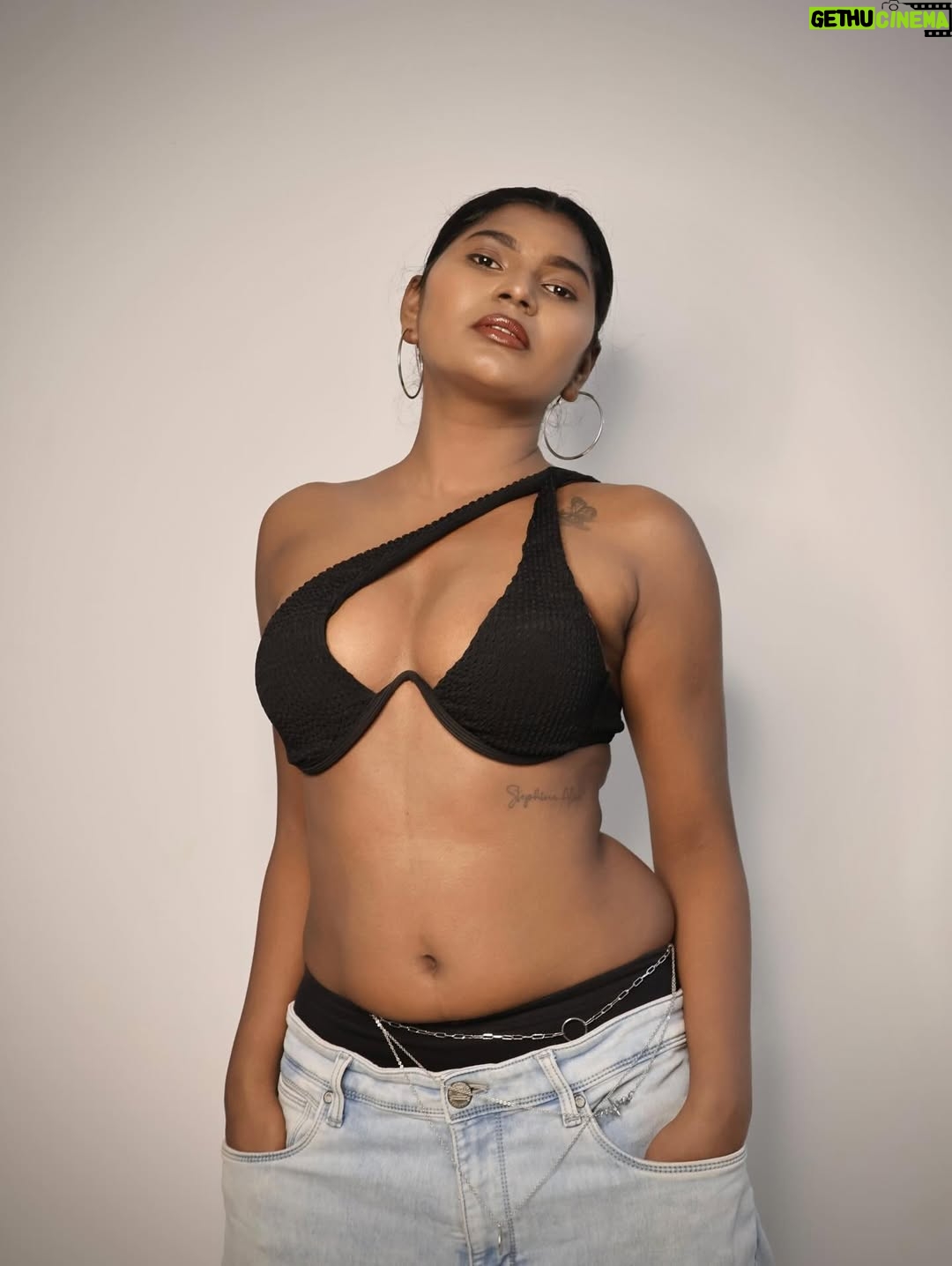 Stephina Alex - 7.2K Likes - Embrace your sensuality and let the world crave for more🔥
.
.
.
.
#shoot #art #fitness