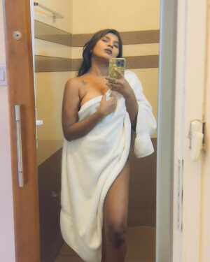 Stephina Alex Instagram - Just taking a plunge into the world of bathroom selfies.🤳🔥✨
.
.
.
.
#art #fitness #asthetic #selflove❤️ #confidence