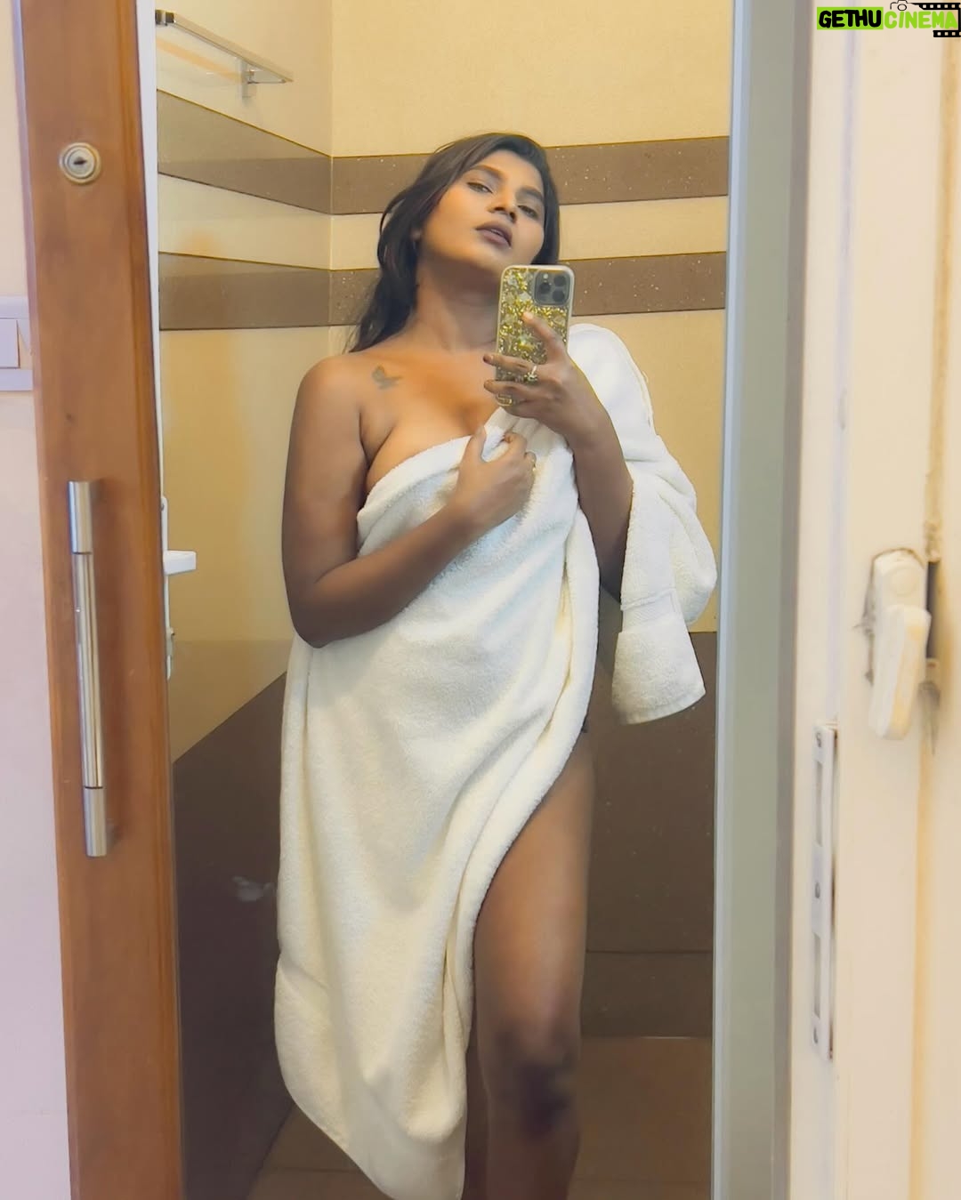 Stephina Alex - 16.6K Likes - Just taking a plunge into the world of bathroom selfies.🤳🔥✨
.
.
.
.
#art #fitness #asthetic #selflove❤️ #confidence