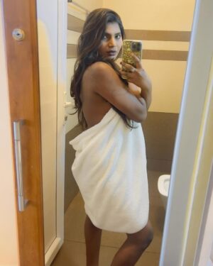 Stephina Alex Instagram - Just taking a plunge into the world of bathroom selfies.🤳🔥✨
.
.
.
.
#art #fitness #asthetic #selflove❤️ #confidence