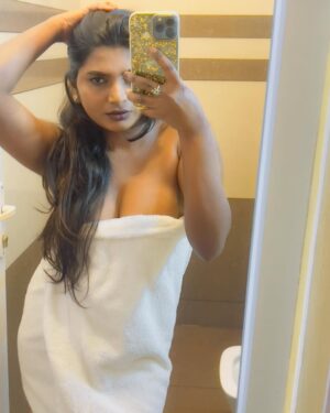 Stephina Alex Instagram - Just taking a plunge into the world of bathroom selfies.🤳🔥✨
.
.
.
.
#art #fitness #asthetic #selflove❤️ #confidence