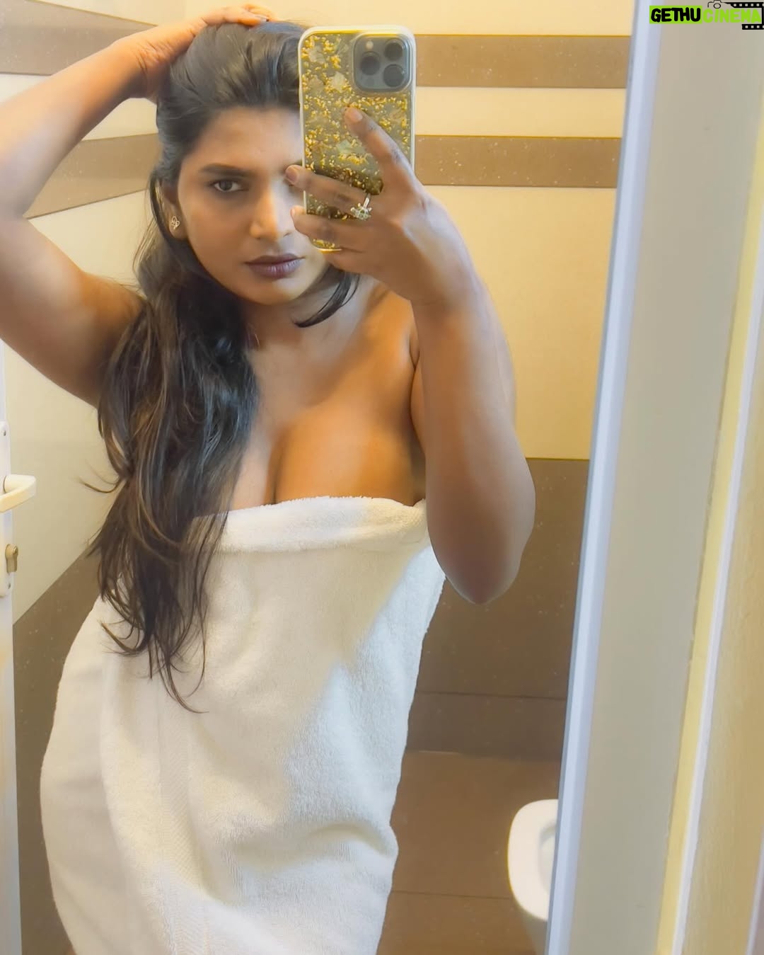 Stephina Alex - 16.6K Likes - Just taking a plunge into the world of bathroom selfies.🤳🔥✨
.
.
.
.
#art #fitness #asthetic #selflove❤️ #confidence