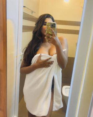 Stephina Alex Instagram - Just taking a plunge into the world of bathroom selfies.🤳🔥✨
.
.
.
.
#art #fitness #asthetic #selflove❤️ #confidence