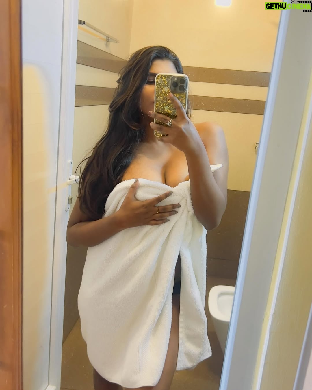 Stephina Alex - 16.6K Likes - Just taking a plunge into the world of bathroom selfies.🤳🔥✨
.
.
.
.
#art #fitness #asthetic #selflove❤️ #confidence