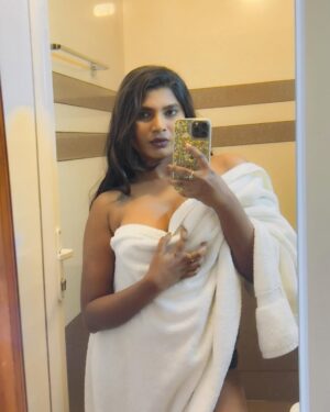 Stephina Alex Instagram - Just taking a plunge into the world of bathroom selfies.🤳🔥✨
.
.
.
.
#art #fitness #asthetic #selflove❤️ #confidence