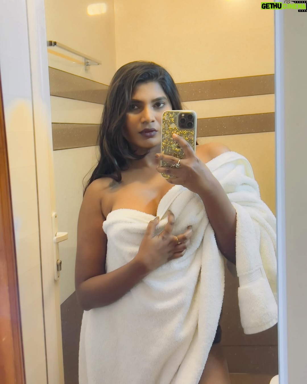 Stephina Alex - 16.6K Likes - Just taking a plunge into the world of bathroom selfies.🤳🔥✨
.
.
.
.
#art #fitness #asthetic #selflove❤️ #confidence