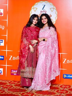Subiksha Kayarohanam Instagram - On a stage adorned with floral grace,
A smiling woman, radiant in her place.
Pink saree shimmering, a gentle, soft light,
Holding a trophy, shining ever so bright.

“A proud moment that reminds me why I started.”😇

Thanks @rahul.kannapiran  for Kanmani ❤️

This wouldn’t have been possible without  @zeetamizh  @siva_sekar_director and my fellow actors 🤗

Chikku ma thanks for gracing the occasion with your presence @susmithashanthini 🥰

I am all energised and can’t wait to see where this journey leads to 🤩