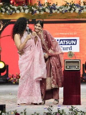 Subiksha Kayarohanam Instagram - On a stage adorned with floral grace,
A smiling woman, radiant in her place.
Pink saree shimmering, a gentle, soft light,
Holding a trophy, shining ever so bright.

“A proud moment that reminds me why I started.”😇

Thanks @rahul.kannapiran  for Kanmani ❤️

This wouldn’t have been possible without  @zeetamizh  @siva_sekar_director and my fellow actors 🤗

Chikku ma thanks for gracing the occasion with your presence @susmithashanthini 🥰

I am all energised and can’t wait to see where this journey leads to 🤩