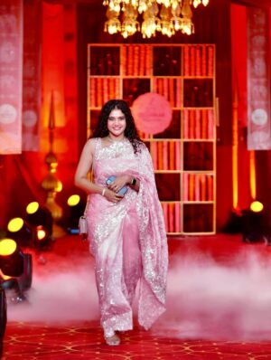 Subiksha Kayarohanam Instagram - On a stage adorned with floral grace,
A smiling woman, radiant in her place.
Pink saree shimmering, a gentle, soft light,
Holding a trophy, shining ever so bright.

“A proud moment that reminds me why I started.”😇

Thanks @rahul.kannapiran  for Kanmani ❤️

This wouldn’t have been possible without  @zeetamizh  @siva_sekar_director and my fellow actors 🤗

Chikku ma thanks for gracing the occasion with your presence @susmithashanthini 🥰

I am all energised and can’t wait to see where this journey leads to 🤩