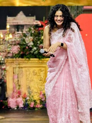 Subiksha Kayarohanam Instagram - On a stage adorned with floral grace,
A smiling woman, radiant in her place.
Pink saree shimmering, a gentle, soft light,
Holding a trophy, shining ever so bright.

“A proud moment that reminds me why I started.”😇

Thanks @rahul.kannapiran  for Kanmani ❤️

This wouldn’t have been possible without  @zeetamizh  @siva_sekar_director and my fellow actors 🤗

Chikku ma thanks for gracing the occasion with your presence @susmithashanthini 🥰

I am all energised and can’t wait to see where this journey leads to 🤩