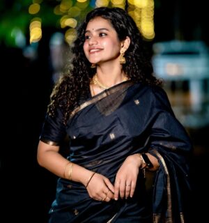Subiksha Kayarohanam Instagram - Thalivar song check 🔥
A R Rahman music check 🎶
OG Black Saree check 🖤

Saree courtesy @vizhiyal_sarees 
Pc @teamcreators