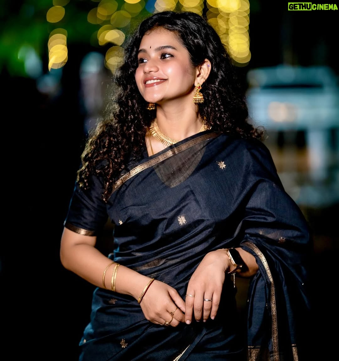 Subiksha Kayarohanam - 13.3K Likes - Thalivar song check 🔥
A R Rahman music check 🎶
OG Black Saree check 🖤

Saree courtesy @vizhiyal_sarees 
Pc @teamcreators