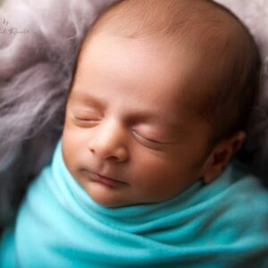 Sudeepa Pinky Instagram - Wrapped in the tiniest blanket, holding the biggest piece of my heart. 💚 🥰👶

Pic credits 📷  @kidsography_by_nikhil_ronald

#NewbornMagic #TinyBlessing #LittleLove #BundleOfJoy #BabySnuggles #NewParentLife #InstaBaby #BabyPhotography #PreciousMoments #HeartFull #MiracleInMyArms #BabyLove #LittleOne #CutestBaby #MotherhoodMoments
