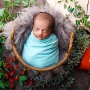Sudeepa Pinky Instagram - Wrapped in the tiniest blanket, holding the biggest piece of my heart. 💚 🥰👶

Pic credits 📷  @kidsography_by_nikhil_ronald

#NewbornMagic #TinyBlessing #LittleLove #BundleOfJoy #BabySnuggles #NewParentLife #InstaBaby #BabyPhotography #PreciousMoments #HeartFull #MiracleInMyArms #BabyLove #LittleOne #CutestBaby #MotherhoodMoments
