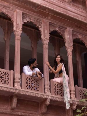 Sukhmani Gambhir Instagram - Pre wedding pictures straight out of my mood board 🩷
Saree @anitadongre
Location @narendra.bhawan.bikaner
📸 @the_wedding_files
Concept & styling by me
#prewedding #bikaner