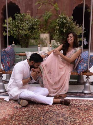 Sukhmani Gambhir Instagram - Pre wedding pictures straight out of my mood board 🩷
Saree @anitadongre
Location @narendra.bhawan.bikaner
📸 @the_wedding_files
Concept & styling by me
#prewedding #bikaner