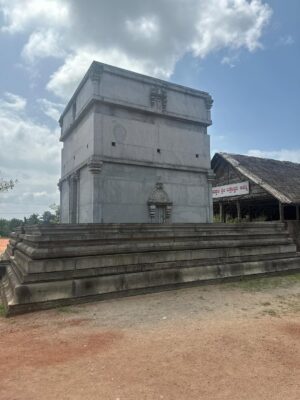 Sukrutha Nag Instagram - 🔱🔱 Swamy Koragajja 🔱🔱
.
.
From wanting to visit this temple to the moment i got swamy darshana🥹🥹
.
.
Emotions came rushing down the moment i saw Swamy Koragajja 
.
.
Thankfull
Greatfull
Blessed🙏🏻